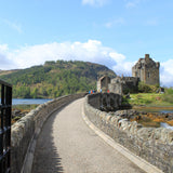 Die Steinbrücke des Eilean Donan Castle bei Dornie, Schottland: Über diese Brück ritt Christopher Lambert in «Highlander»